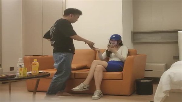 20岁的体重108175CM模特翘臀美腿身材无敌.