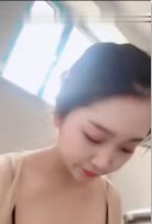 20岁的的新娶超正嫩妻到外头晒晒奶回家穿丝袜帮我足交.