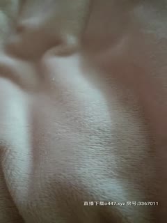 2020.2.25【陪读上网课的寂寞家庭主妇】儿子上网课,小少妇操里塞着跳蛋,课间的时候到浴室露出粉白的大乳房,真实刺激挑逗