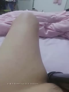 00后嫩妹【小不点】超大震动棒自慰和小男友啪啪,后入大力猛操道具玩弄,很是诱惑喜欢不要错过