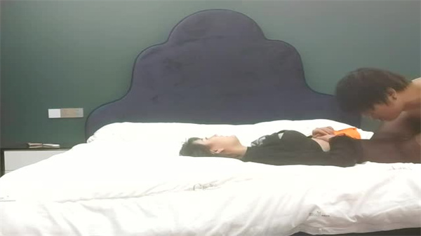 大奶肥臀外围美御姐一进来就推到调情.