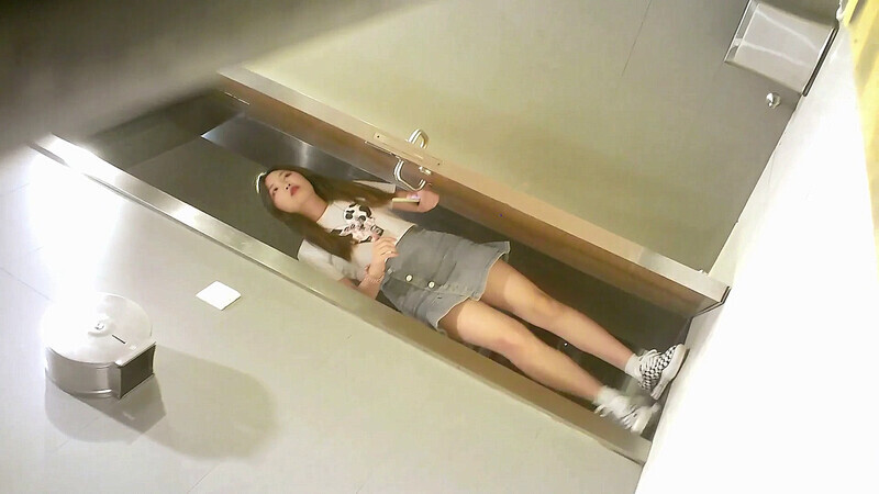 商场女厕全景偷拍牛仔短裙靓妹光顾着玩手机大黑穴随便拍一点警觉都没有